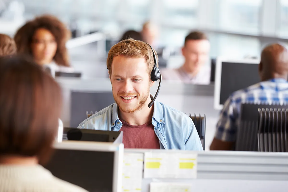 mann med telefon og headset